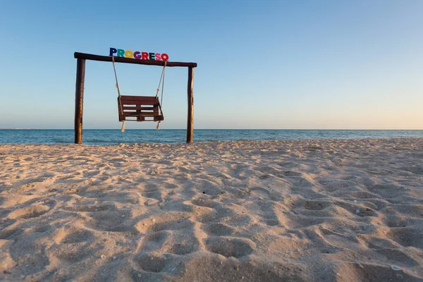 Hermosa Playa Progreso México Durante Día Soleado Columpio Característico Playa — Foto de Stock