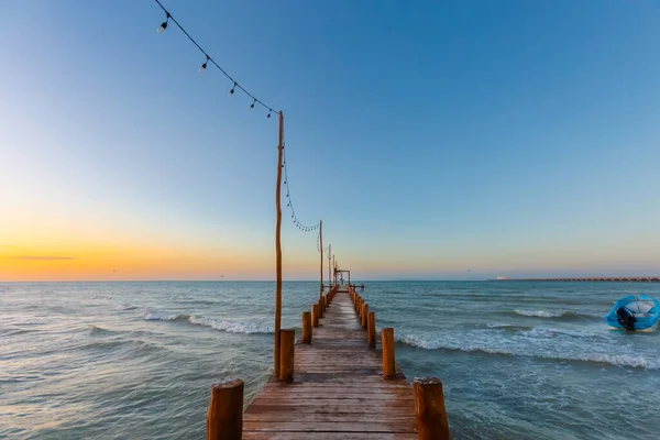 日落时美丽的墨西哥进步海滩 金光闪闪的浪漫木制码头 — 图库照片
