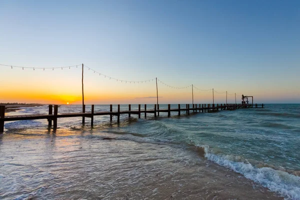 日落时美丽的墨西哥进步海滩 金光闪闪的浪漫木制码头 — 图库照片
