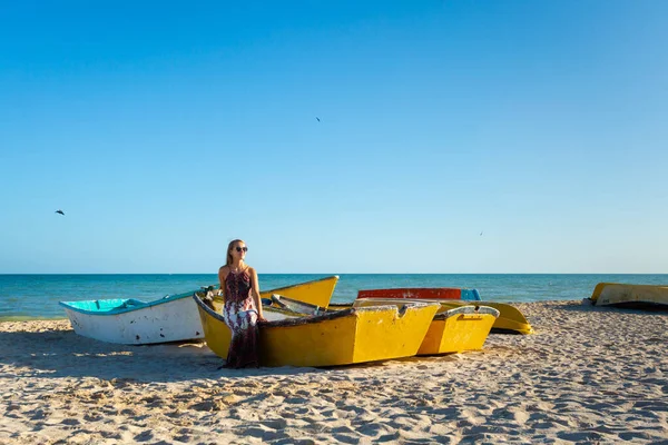 阳光灿烂的日子里 美丽的年轻女子在墨西哥普莱索海滩的一艘本地船上摆姿势 白沙滩和蓝天 — 图库照片