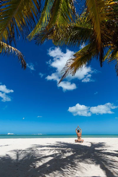 Mulher Bonita Meditando Uma Praia Progreso México Durante Dia Ensolarado — Fotografia de Stock