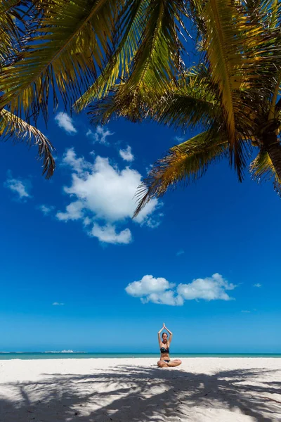 Mulher Bonita Meditando Uma Praia Progreso México Durante Dia Ensolarado — Fotografia de Stock