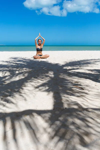 Bella Giovane Donna Meditando Una Spiaggia Progreso Messico Durante Giornata — Foto Stock