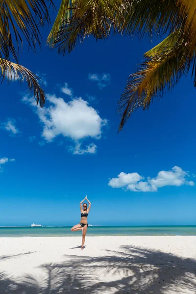 Mulher Bonita Exercitando Ioga Pose Árvore Uma Praia Progreso México — Fotografia de Stock