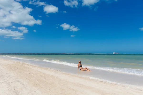 Mulher Bonita Posando Uma Praia Progreso México Durante Dia Ensolarado — Fotografia de Stock
