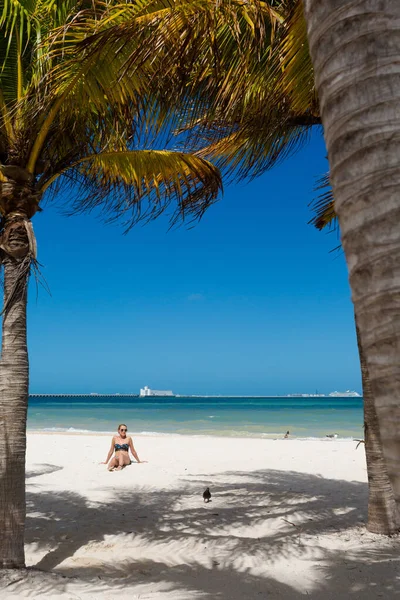Красивая Молодая Женщина Позирует Пляже Прогресо Мексике Солнечный День Белый — стоковое фото
