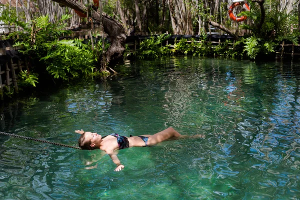 Nuoto Turistico Femminile Caucasico Piuttosto Giovane Nella Riserva Ecologica Corchito — Foto Stock