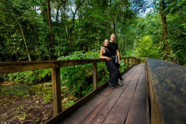 Palenque, Meksika 'daki Agua Azul şelaleleri parkında genç ve güzel bir çift. Canlı manzara fotoğrafı..