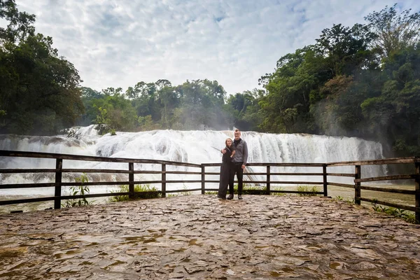 Schönes Junges Touristenpaar Agua Azul Kaskadenpark Palenque Mexiko Anschauliches Landschaftsfoto — Stockfoto