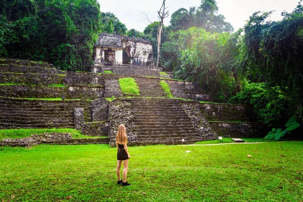 Beautiful Young Woman Wearing Black Clothes Pyramids Palenque Archeological Site — Stock Photo, Image