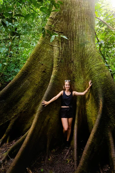 メキシコのパレンケ遺跡のジャングルの中で黒い服を着て美しい若い女性 鮮やかな風景写真 — ストック写真