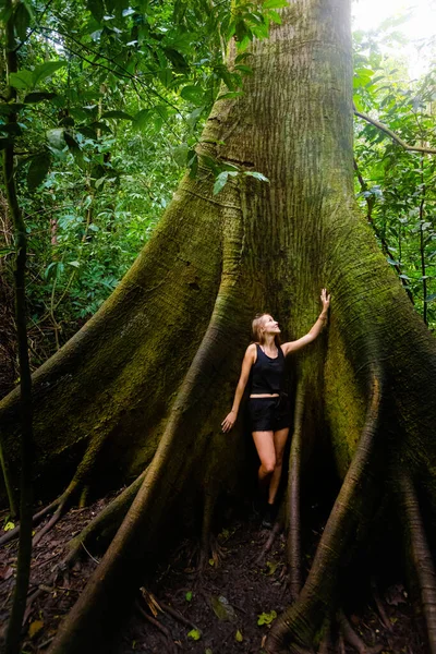 メキシコのパレンケ遺跡のジャングルの中で黒い服を着て美しい若い女性 鮮やかな風景写真 — ストック写真