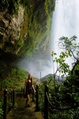 Palenque, Meksika yakınlarındaki Chiapas 'taki Misol Ha şelalesinin güzel manzarası. Canlı manzara fotoğrafı..