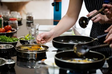 Geleneksel Hint yemeği aloo gobi (karnabahar ile patates) hazırlama yöntemi gaz tavası kullanmaktır. Goa 'da aşçılık kursunda alınan taze malzemelerden yapılmış geleneksel Hint mutfağının resmi.