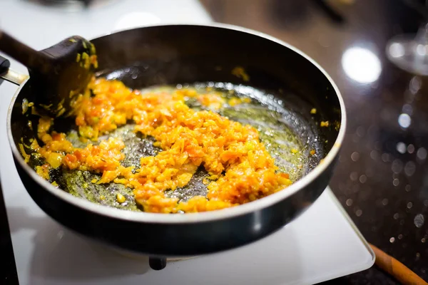 Forma Tradicional Preparar Curry Champiñones Comida India Utilizando Una Cacerola —  Fotos de Stock