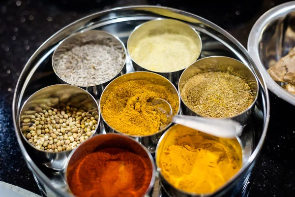 Παραδοσιακός Τρόπος Παρασκευής Ινδικής Τροφής Φρέσκα Βότανα Και Μπαχαρικά Εικόνα — Φωτογραφία Αρχείου