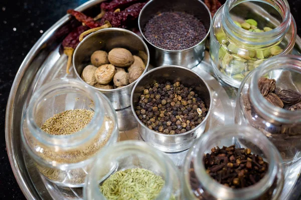 Cara Tradisional Untuk Menyiapkan Makanan India Rempah Rempah Dan Rempah — Stok Foto