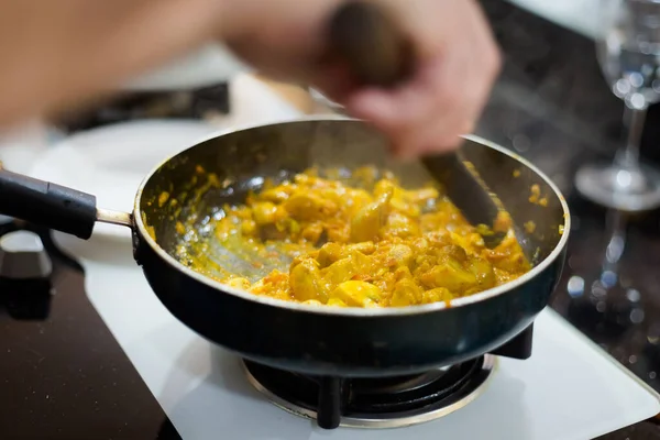 ガスパンを使用してインド料理キノコカレーを準備する伝統的な方法 ゴアでの料理教室で採取した新鮮な食材を使った伝統的なインド料理の写真 — ストック写真