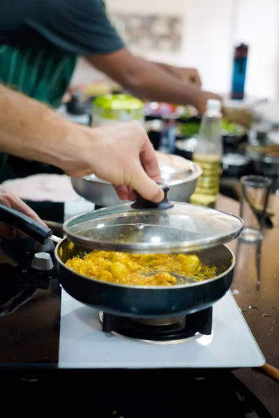 Forma Tradicional Preparar Curry Champiñones Comida India Utilizando Una Cacerola —  Fotos de Stock