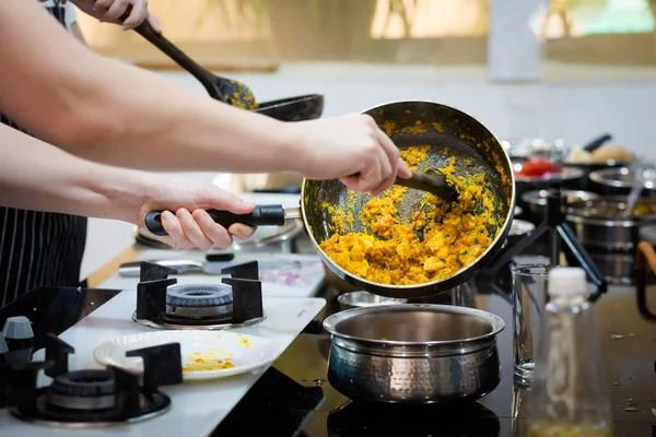 ガスパンを使用してインド料理キノコカレーを準備する伝統的な方法 ゴアでの料理教室で採取した新鮮な食材を使った伝統的なインド料理の写真 — ストック写真