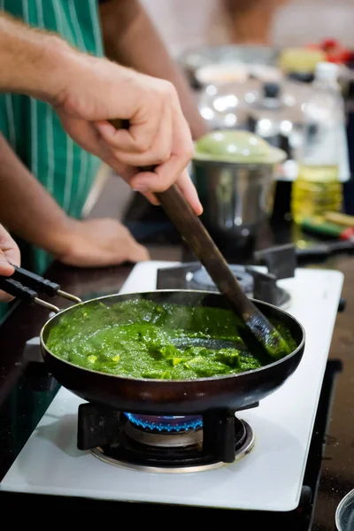 Forma Tradicional Preparar Comida India Palak Paneer Espinacas Con Queso —  Fotos de Stock