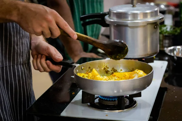 Forma Tradicional Preparar Comida India Aloo Gobi Papas Con Coliflor —  Fotos de Stock