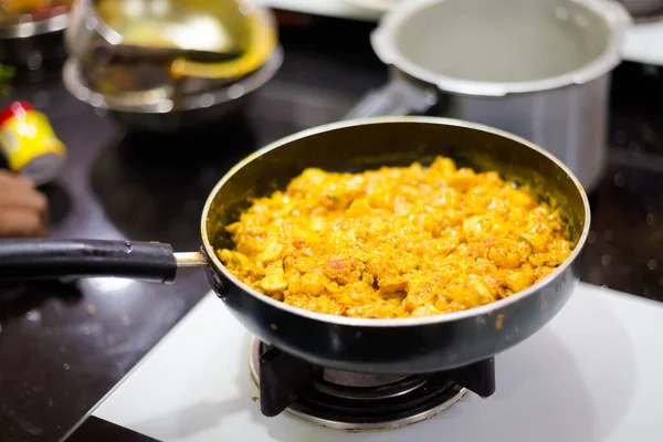 伝統的なインド料理の調理方法では ガスパンを使用してもゴビ カリフラワーとジャガイモ ゴアでの料理教室で採取した新鮮な食材を使った伝統的なインド料理の写真 — ストック写真