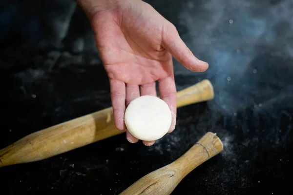 Maneira Tradicional Preparar Comida Indiana Fazer Pão Roti Imagem Cozinha — Fotografia de Stock