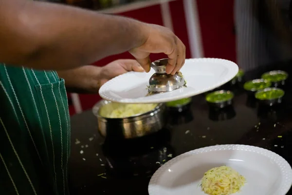 传统的印度食物供应方式 果阿烹饪课上用新鲜配料制作的印度传统烹饪图片 — 图库照片