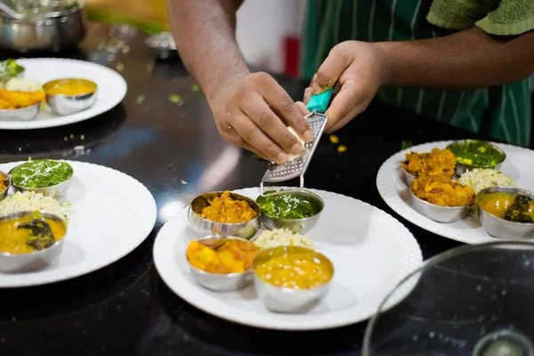 インド料理を提供する伝統的な方法 ゴアでの料理教室で採取した新鮮な食材を使った伝統的なインド料理の写真 — ストック写真