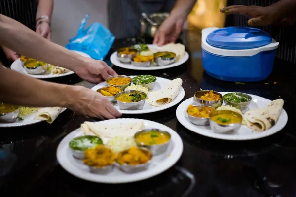 传统的印度食物供应方式 果阿烹饪课上用新鲜配料制作的印度传统烹饪图片 — 图库照片