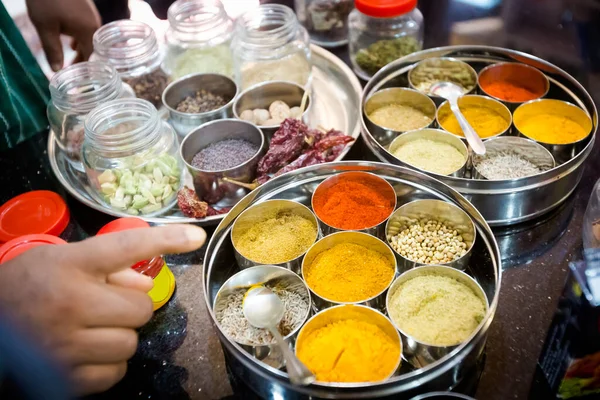 伝統的なインド料理の調理方法 新鮮なハーブやスパイス ゴアの伝統的なインド料理教室の写真 — ストック写真