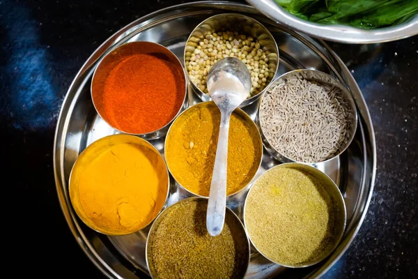 印度食品的传统烹调方法 新鲜的香草和香料 果阿传统印度烹饪课的照片 — 图库照片