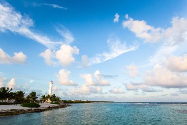 Güneşli bir günde Meksika 'nın Mahahual plajında çekilmiş güzel Karayip manzara fotoğrafı.