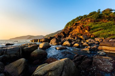 Goa, Hindistan 'da ünlü Palolem plajında mavi gökyüzü ile çekilmiş güzel manzara fotoğrafı..