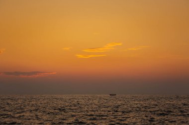 Hint renkli gün batımı. Hindistan, Goa 'da, ünlü Palolem plajında güzel bir manzara fotoğrafı çekildi..