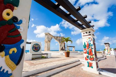 Güneşli bir günde Meksika 'daki Cozumel Adası' nda güzel bir mimari fotoğrafı çekildi..