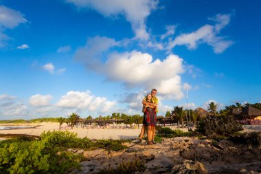 Genç mutlu çift tatillerde dinleniyor. Güneşli bir günde Meksika 'daki Cozumel Adası' nda çekilen güzel manzara fotoğrafı..