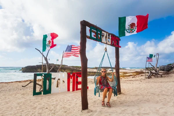 休暇中にリラックスする美しい若い女性 晴れた日のメキシコのコザルム島で撮影された風景写真 ロイヤリティフリーのストック写真