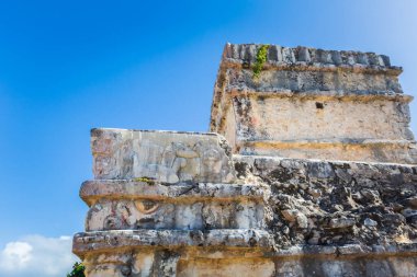 Güneşli bir günde Meksika 'nın Tulum şehrinde çekilen Maya harabelerinin güzel Karayip manzara fotoğrafı.