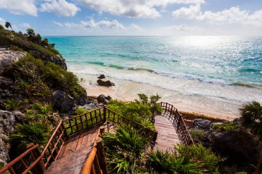 Güneşli bir günde Meksika 'nın Tulum şehrinde çekilen Maya harabelerinin güzel Karayip manzara fotoğrafı.