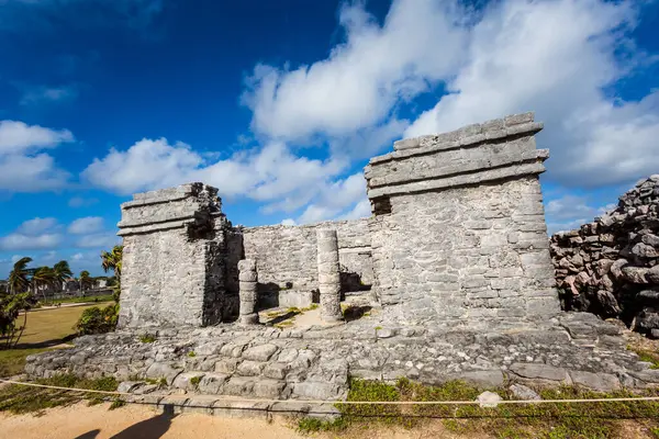 Güneşli bir günde Meksika 'nın Tulum şehrinde çekilen Maya harabelerinin güzel Karayip manzara fotoğrafı.