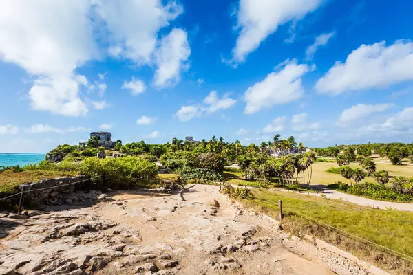 Güneşli bir günde Meksika 'nın Tulum şehrinde çekilen Maya harabelerinin güzel Karayip manzara fotoğrafı.