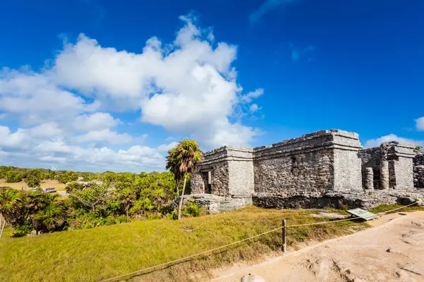 Güneşli bir günde Meksika 'nın Tulum şehrinde çekilen Maya harabelerinin güzel Karayip manzara fotoğrafı.