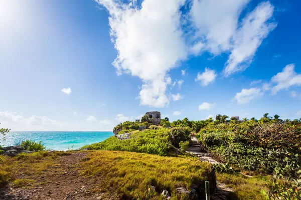 Güneşli bir günde Meksika 'nın Tulum şehrinde çekilen Maya harabelerinin güzel Karayip manzara fotoğrafı.
