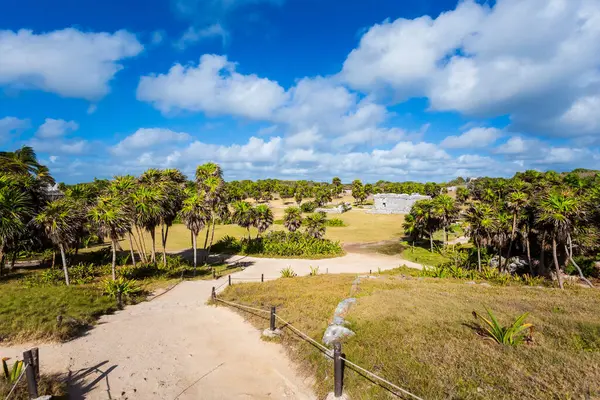 Güneşli bir günde Meksika 'nın Tulum şehrinde çekilen Maya harabelerinin güzel Karayip manzara fotoğrafı.
