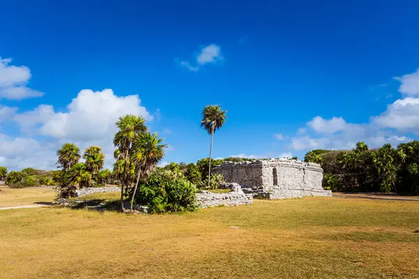 Güneşli bir günde Meksika 'nın Tulum şehrinde çekilen Maya harabelerinin güzel Karayip manzara fotoğrafı.