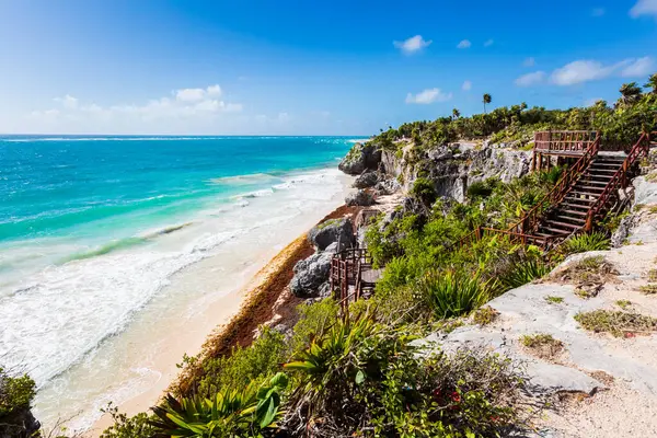 Güneşli bir günde Meksika 'nın Tulum şehrinde çekilen Maya harabelerinin güzel Karayip manzara fotoğrafı.