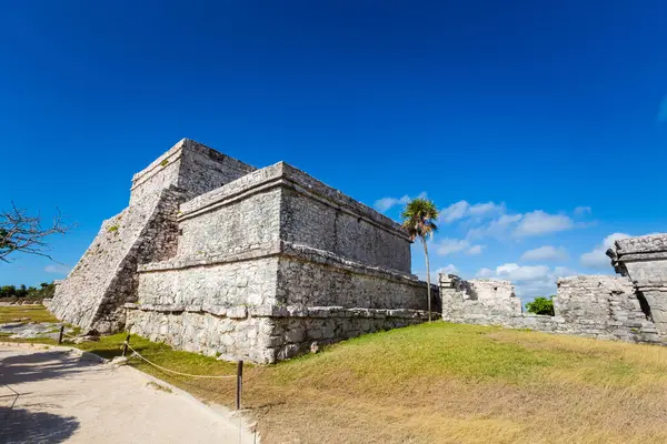 Güneşli bir günde Meksika 'nın Tulum şehrinde çekilen Maya harabelerinin güzel Karayip manzara fotoğrafı.