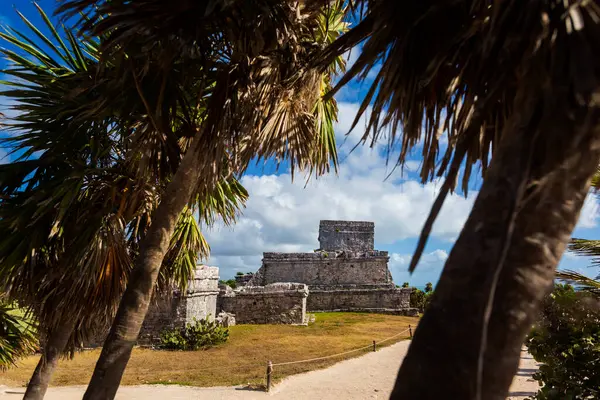Güneşli bir günde Meksika 'nın Tulum şehrinde çekilen Maya harabelerinin güzel Karayip manzara fotoğrafı.